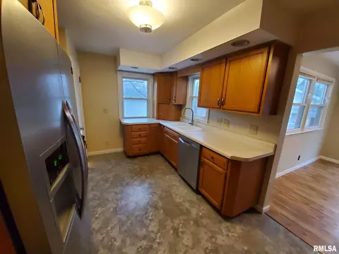 405 E Adams St, Washington, IL 61571 photo 8