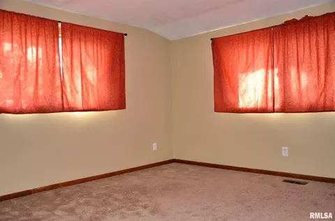 1212 E Thomas St, Macomb, IL 61455 photo 11