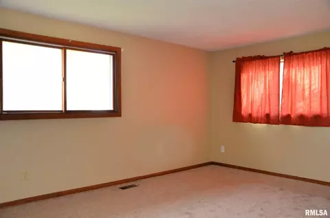 1212 E Thomas St, Macomb, IL 61455 photo 12