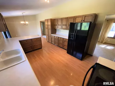 1212 E Thomas St, Macomb, IL 61455 photo 9