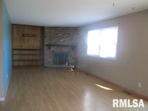 107 Doe Run, Macomb, IL 61455 photo 3