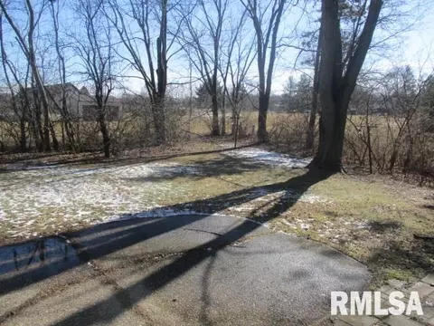 107 Doe Run, Macomb, IL 61455 photo 12