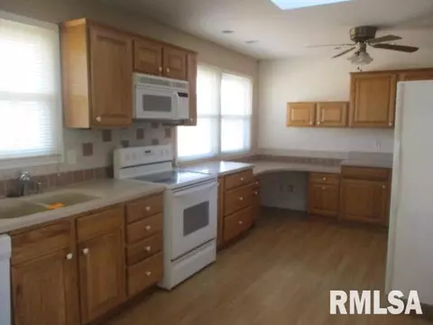 107 Doe Run, Macomb, IL 61455 photo 5