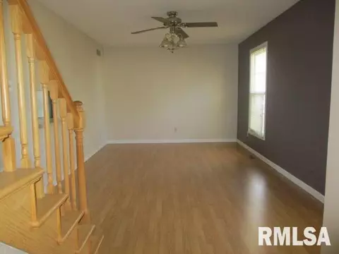 107 Doe Run, Macomb, IL 61455 photo 4