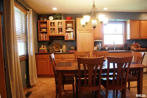2202 Mitchell Dr, Eureka, IL 61530 photo 5