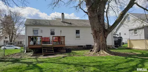 1015 Elm St, Canton, IL 61520 photo 4
