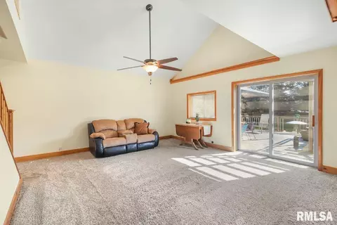 309 W Hills St, Eureka, IL 61530 photo 2
