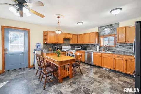 309 W Hills St, Eureka, IL 61530 photo 4