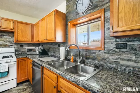 309 W Hills St, Eureka, IL 61530 photo 6