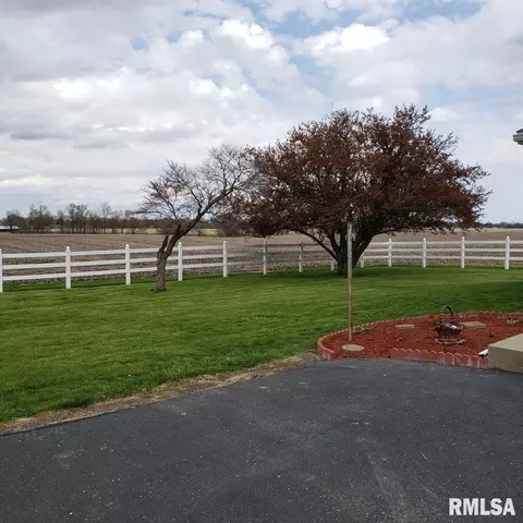 1105 E Linn St, Canton, IL 61520 photo 6