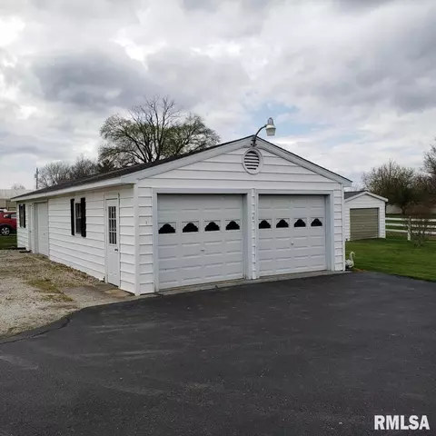 1105 E Linn St, Canton, IL 61520 photo 3