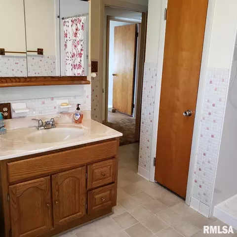 1105 E Linn St, Canton, IL 61520 photo 23