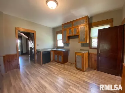 815 W Maple St, Canton, IL 61520 photo 7