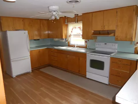 835 Main St, Fairview, IL 61432 photo 2