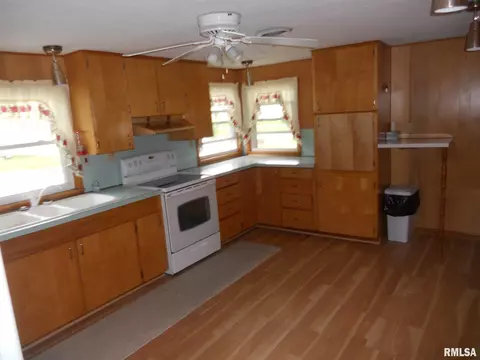 835 Main St, Fairview, IL 61432 photo 3