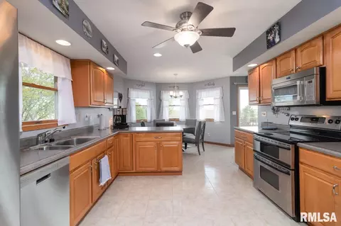 916 Dennis Dr, Eureka, IL 61530 photo 4