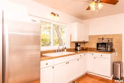 335 E Ash St, Canton, IL 61520 photo 7