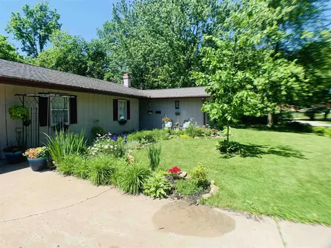 227 E Summit St, Macomb, IL 61455 photo 2