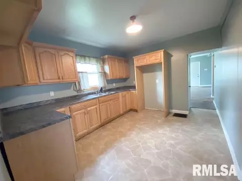 846 E Spruce St, Canton, IL 61520 photo 12