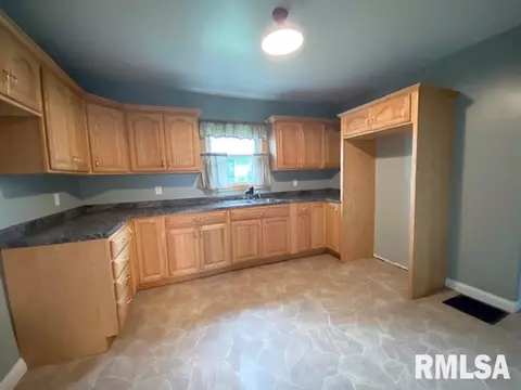 846 E Spruce St, Canton, IL 61520 photo 9