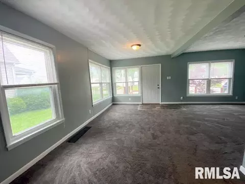 846 E Spruce St, Canton, IL 61520 photo 3