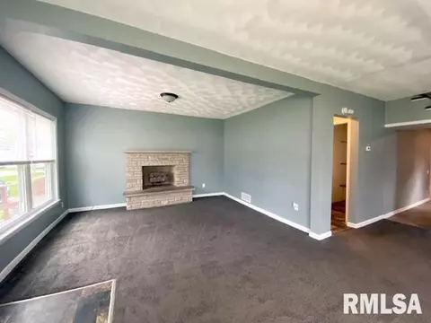 846 E Spruce St, Canton, IL 61520 photo 2