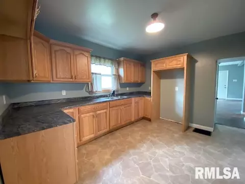 846 E Spruce St, Canton, IL 61520 photo 10