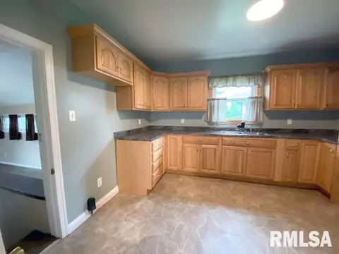 846 E Spruce St, Canton, IL 61520 photo 8