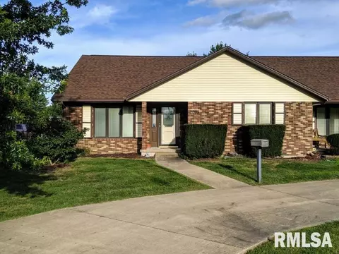 2009 Maple Ave, Macomb, IL 61455 photo 1