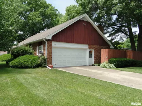 121 Kurlene Dr, Macomb, IL 61455 photo 2