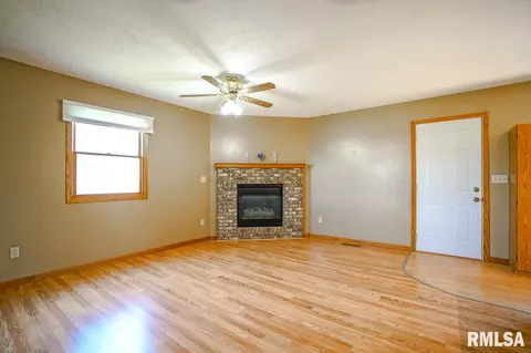 1907 Century Dr, Eureka, IL 61530 photo 9