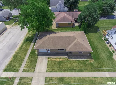 203 W 5th St, Minonk, IL 61760 photo 2