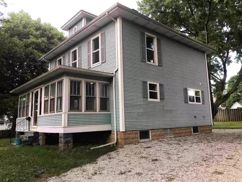 205 N Meek St, Eureka, IL 61530 photo 2