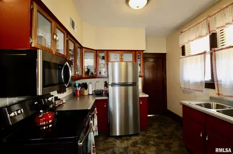 338 E 2nd St, El Paso, IL 61738 photo 9