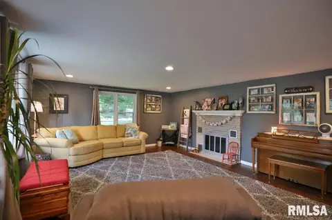 304 W Crow St, Eureka, IL 61530 photo 6