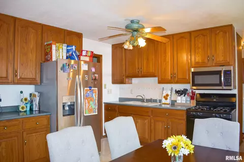 2209 Easter Ave, Pekin, IL 61554 photo 12
