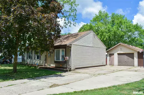 2209 Easter Ave, Pekin, IL 61554 photo 2