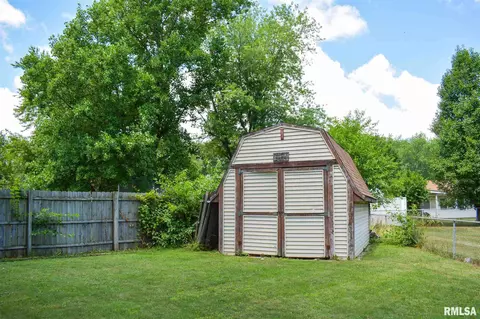 2209 Easter Ave, Pekin, IL 61554 photo 4