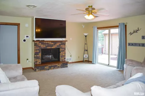 2209 Easter Ave, Pekin, IL 61554 photo 8