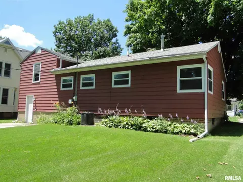 427 S Johnson St, Macomb, IL 61455 photo 4