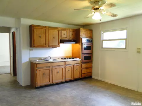427 S Johnson St, Macomb, IL 61455 photo 7