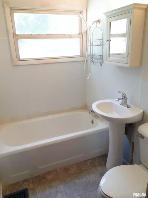 427 S Johnson St, Macomb, IL 61455 photo 13
