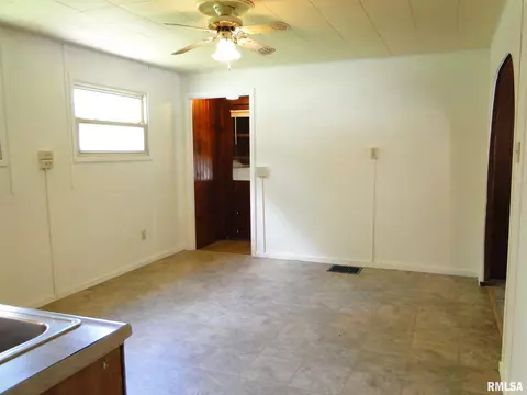 427 S Johnson St, Macomb, IL 61455 photo 9