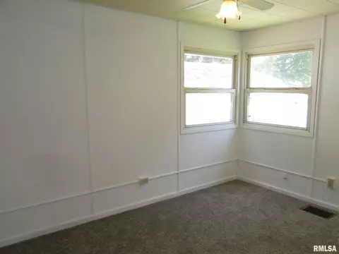 427 S Johnson St, Macomb, IL 61455 photo 11
