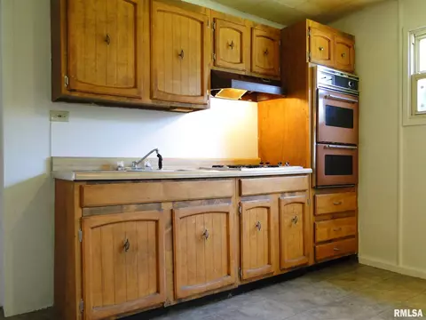 427 S Johnson St, Macomb, IL 61455 photo 8