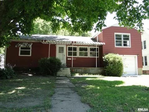 427 S Johnson St, Macomb, IL 61455 photo 2