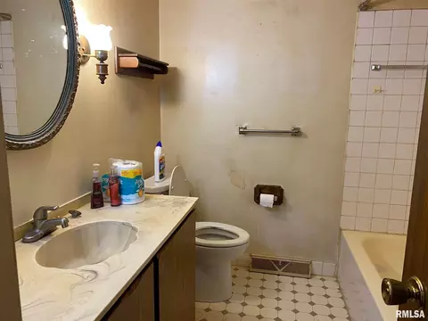 53 E Maple St, Canton, IL 61520 photo 17