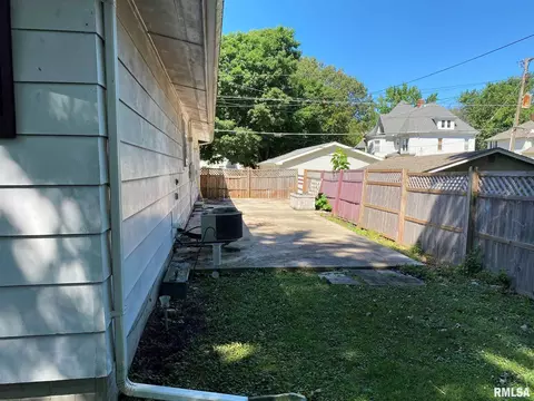 53 E Maple St, Canton, IL 61520 photo 4
