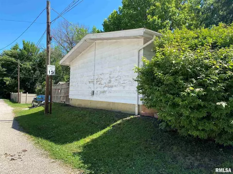 53 E Maple St, Canton, IL 61520 photo 2