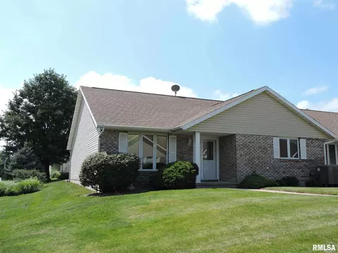 219 Scotch Pine Dr, Macomb, IL 61455 photo 2